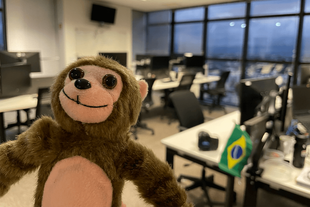 Chiwe, o mascote da WeON, no escritório